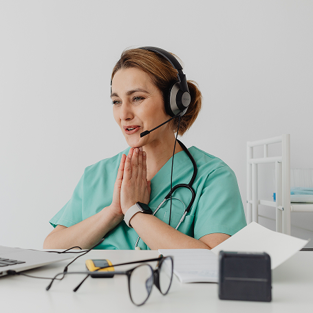 Doctora atendiendo una consulta de telemedicina